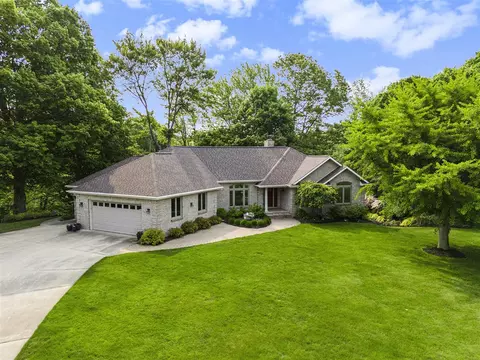 565 Hawksnest, South Haven, MI 49090