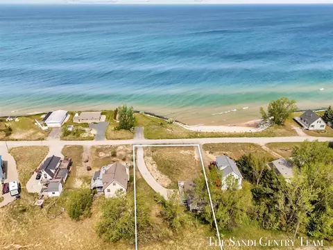 2806 N Lakeshore, Mears, MI 49436