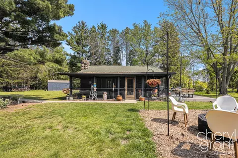 1228 Creekwood, South Haven, MI 49090