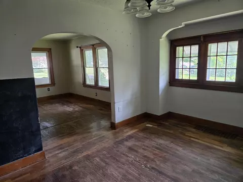 Living - 804 17th, Jackson, MI 49203 photo 3 of 3