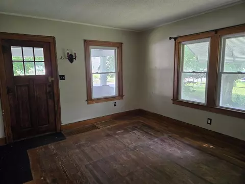 Living - 804 17th, Jackson, MI 49203 photo 2 of 3
