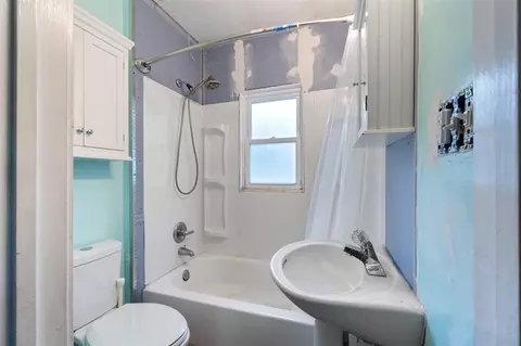 Bath - 807 Winifred, Jackson, MI 49202 photo 1 of 1