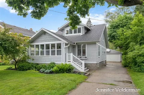 2071 Oakwood, Grand Rapids, MI 49505