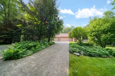 5555 Firethorne Dr, Jackson, MI 49201 photo 3