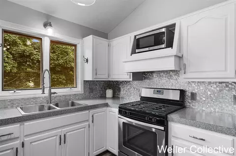 Kitchen - 1540 Springbrook, Jenison, MI 49428 photo 2 of 5