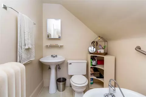 Bath - 953 Berkshire, Grosse Pointe, MI 48230 photo 6 of 7