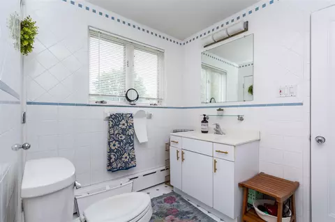 Bath - 953 Berkshire, Grosse Pointe, MI 48230 photo 1 of 7