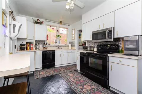 Kitchen - 953 Berkshire, Grosse Pointe, MI 48230 photo 3 of 5