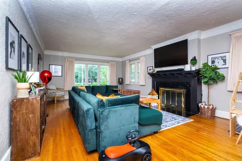 Living - 953 Berkshire, Grosse Pointe, MI 48230 photo 3 of 4