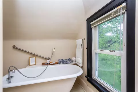 Bath - 953 Berkshire, Grosse Pointe, MI 48230 photo 5 of 7