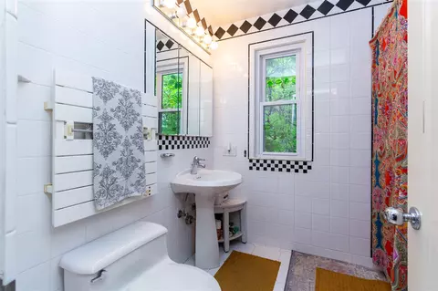 Bath - 953 Berkshire, Grosse Pointe, MI 48230 photo 3 of 7