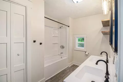 Bath - 145 Sycamore, Jackson, MI 49202 photo 1 of 3