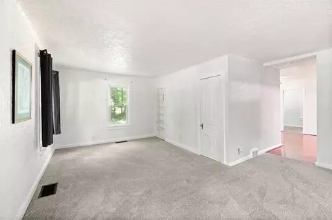 Living - 4515 S Jackson, Jackson, MI 49201 photo 4 of 7