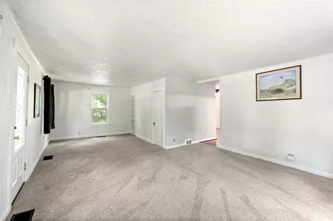 Living - 4515 S Jackson, Jackson, MI 49201 photo 2 of 7