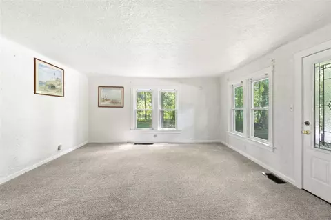 Living - 4515 S Jackson, Jackson, MI 49201 photo 6 of 7