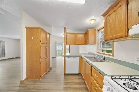 Kitchen - 948 Savannah Riv, Adrian, MI 49221 photo 2 of 2