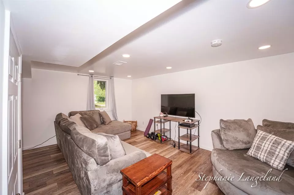 Living - 348 Yuba, Muskegon, MI 49442 photo 3 of 4