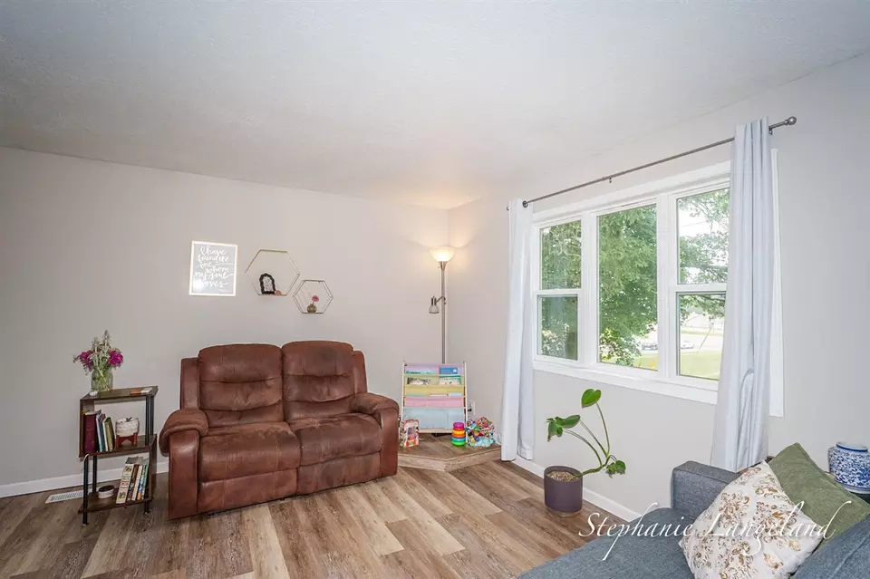 Living - 348 Yuba, Muskegon, MI 49442 photo 2 of 4