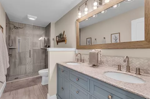 Bath - 1620 N Dade Dr, Jackson, MI 49203 photo 4 of 7