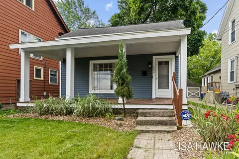 902 NE Fountain St, Grand Rapids, MI 49503