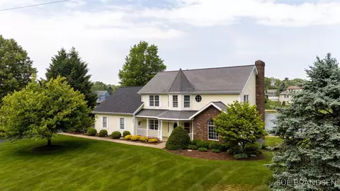 933 Meadow Rdg, Holland, MI 49424