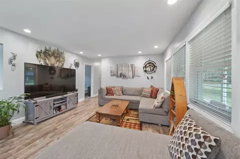 Living - 1501 Park Rd, Jackson, MI 49203 photo 2 of 2