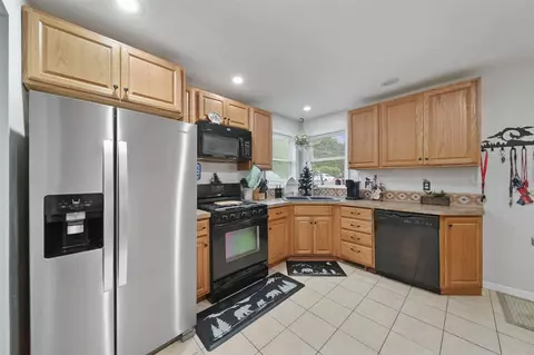 Kitchen - 1501 Park Rd, Jackson, MI 49203 photo 1 of 2