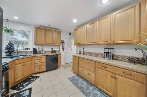 Kitchen - 1501 Park Rd, Jackson, MI 49203 photo 2 of 2
