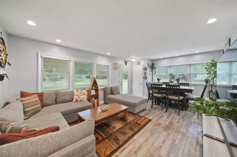 Living - 1501 Park Rd, Jackson, MI 49203 photo 1 of 2