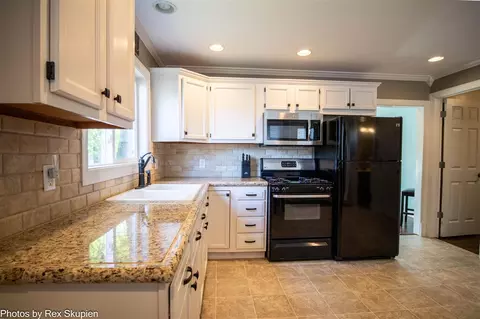 Kitchen - 4767 S S Riv, Newaygo, MI 49337 photo 2 of 2