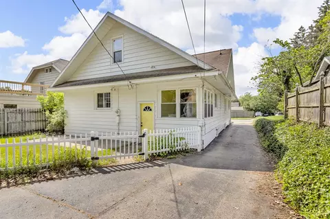Exterior - 806 Oakridge, Jackson, MI 49203 photo 6 of 9