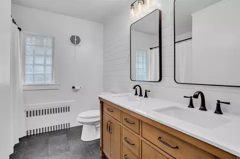 Bath - 806 Oakridge, Jackson, MI 49203 photo 3 of 5