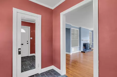Entry Way - 806 Oakridge, Jackson, MI 49203 photo 2 of 5