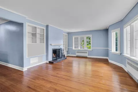 Living - 806 Oakridge, Jackson, MI 49203 photo 3 of 7