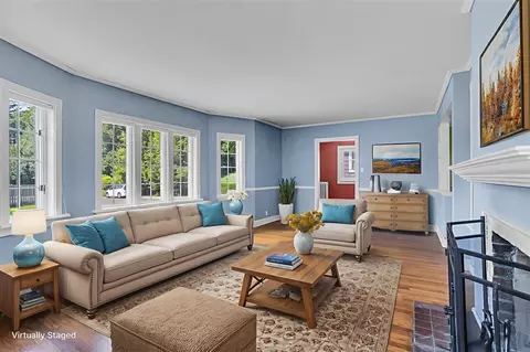 Living - 806 Oakridge, Jackson, MI 49203 photo 1 of 7