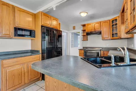 Kitchen - 806 Oakridge, Jackson, MI 49203 photo 2 of 4