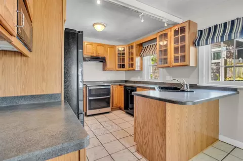 Kitchen - 806 Oakridge, Jackson, MI 49203 photo 1 of 4