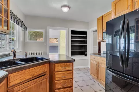 Kitchen - 806 Oakridge, Jackson, MI 49203 photo 4 of 4