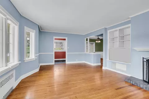 Living - 806 Oakridge, Jackson, MI 49203 photo 6 of 7