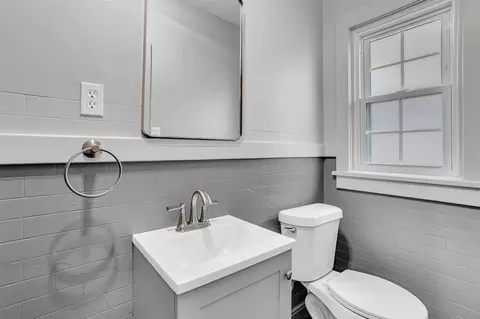 Bath - 806 Oakridge, Jackson, MI 49203 photo 1 of 5
