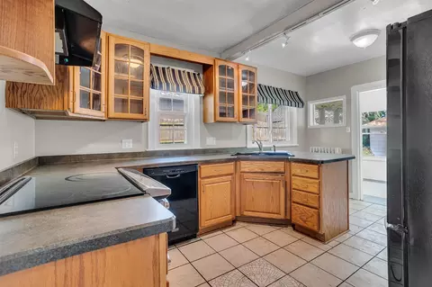Kitchen - 806 Oakridge, Jackson, MI 49203 photo 3 of 4