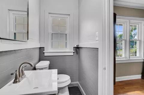 Bath - 806 Oakridge, Jackson, MI 49203 photo 2 of 5