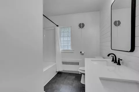 Bath - 806 Oakridge, Jackson, MI 49203 photo 4 of 5