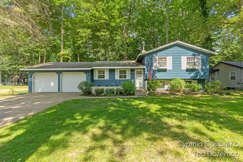 313 Greenwood Ave, Holland, MI 49424