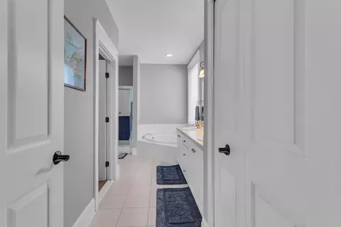 Entry Way - 816 E Barrington, Jackson, MI 49203 photo 5 of 8