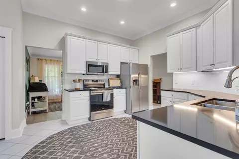Kitchen - 816 E Barrington, Jackson, MI 49203 photo 5 of 5
