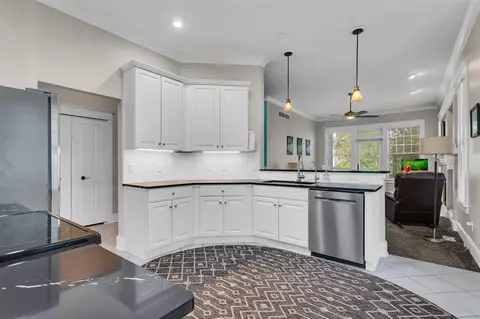 Kitchen - 816 E Barrington, Jackson, MI 49203 photo 2 of 5