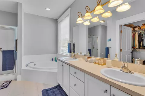 Bath - 816 E Barrington, Jackson, MI 49203 photo 3 of 4