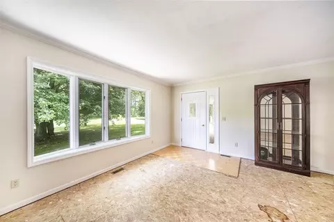 Living - 6990 Kennedy, Munith, MI 49259 photo 4 of 6