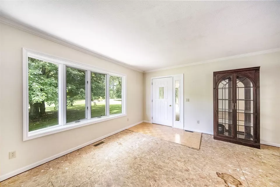 Living - 6990 Kennedy, Munith, MI 49259 photo 4 of 6